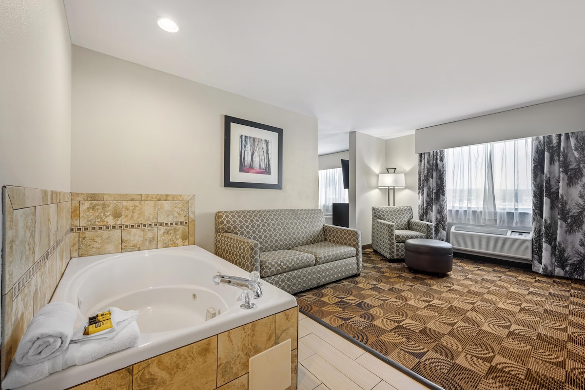 Suite, 1 King Bed, Non Smoking, Jetted Tub (with Sofabed) | Premium bedding, pillowtop beds, desk, laptop workspace