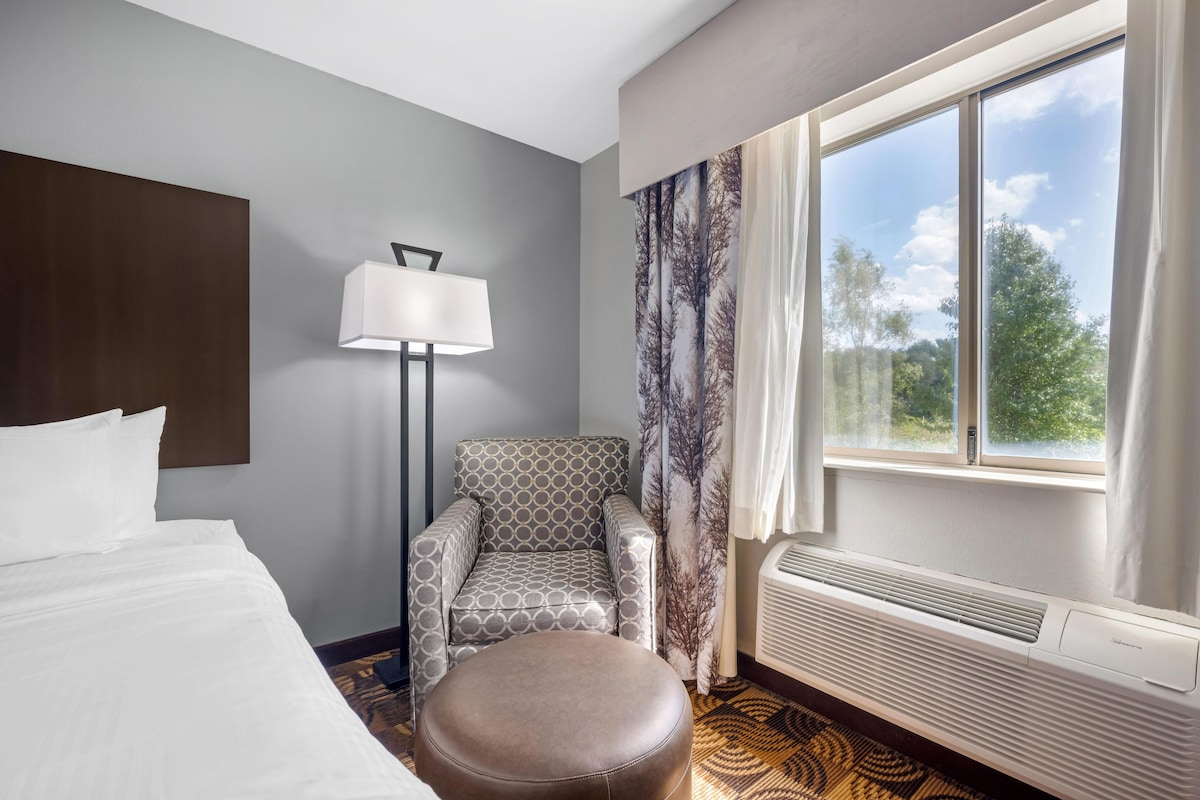 Standard Room, 2 Queen Beds, Non Smoking, Refrigerator & Microwave | Premium bedding, pillowtop beds, desk, laptop workspace