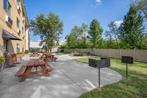 BBQ/picnic Area - Best Western Plus Whitewater Inn (Harrison)