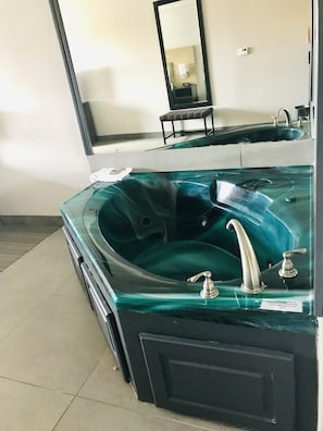 套房, 1 张特大床, 无烟房, 按摩浴缸 | 按摩浴缸