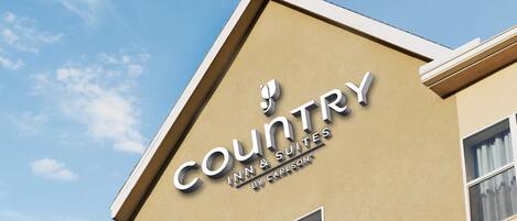 Un edifici amb un rètol que diu "Country Inn & Suites by Carlson".