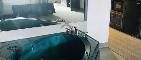 Suite, 1 kingsize-seng, ikke-røyk, massasjebadekar | Boblebad