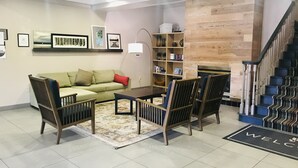 Ein modernes Wohnzimmer mit einem grünen Sofa, einem Couchtisch und einem Bücherregal.
