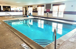 Innenpool, geöffnet von 07:00 Uhr bis 23:00 Uhr, Liegestühle