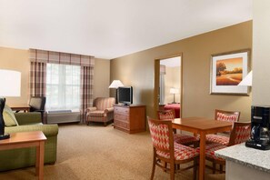 Desk, blackout curtains, iron/ironing board, free WiFi - Country Inn & Suites by Radisson, Sycamore, IL (Sycamore)