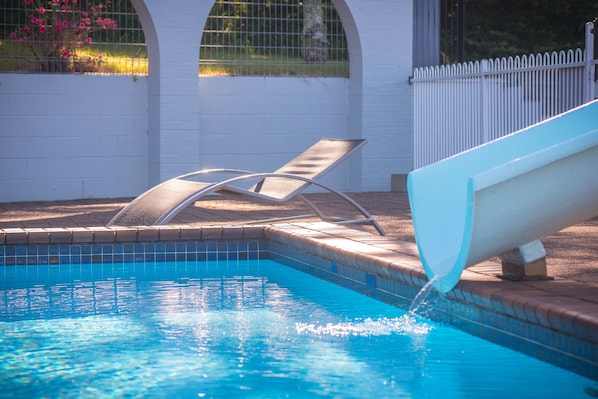 Piscina all'aperto, lettini