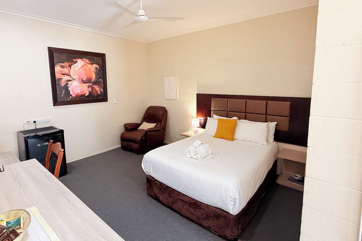 Deluxe Suite-One Queen + One King Single-Not Pet Friendly | Desk, laptop workspace, soundproofing, iron/ironing board