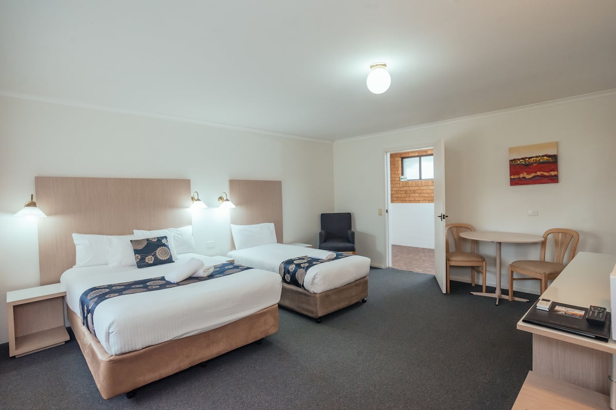 Executive Queen - Pet Friendly	 | Desk, laptop workspace, soundproofing, iron/ironing board