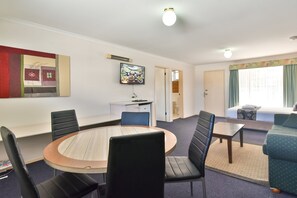 Microwave, coffee/tea maker, electric kettle, toaster - Coffs Windmill Motel (Coffs Harbour)