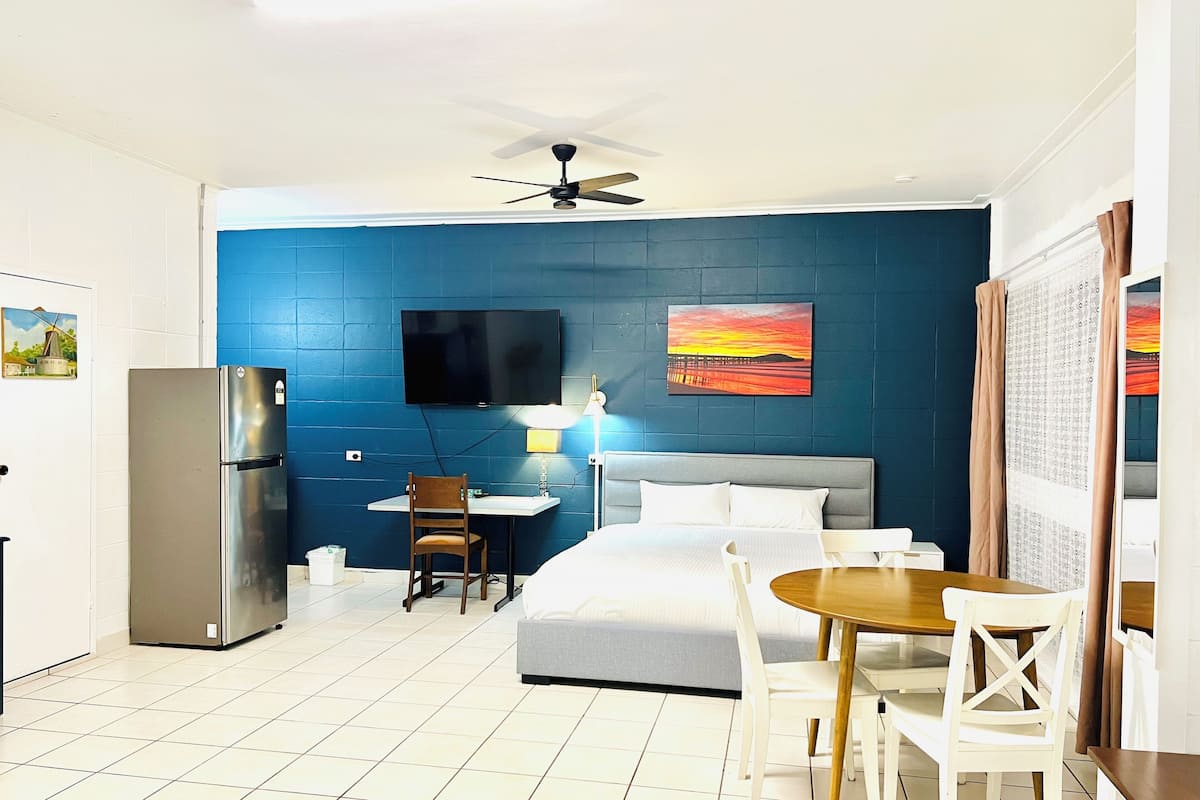 Premium King Suite-Not Pet Friendly | Schreibtisch, laptopgeeigneter Arbeitsplatz, schallisolierte Zimmer