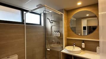 Superior Room, 1 King Bed | Bathroom