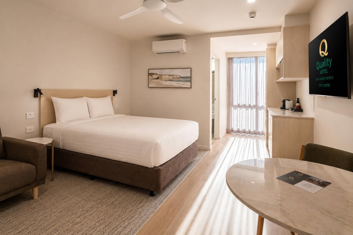 Habitación, 1 cama de matrimonio, no fumadores (Efficiency) | Escritorio, espacio para trabajar con un portátil, cortinas opacas