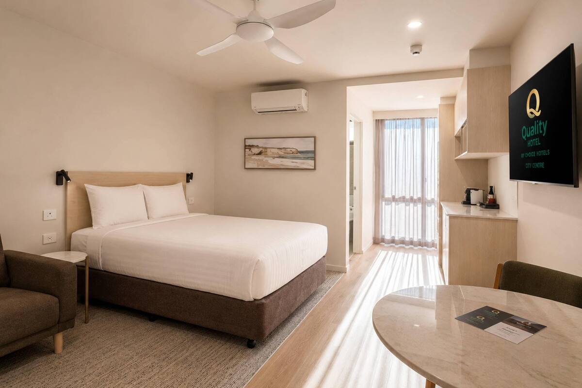 Room, 1 Queen Bed, Non Smoking (Efficiency) | Desk, laptop workspace, blackout drapes, soundproofing