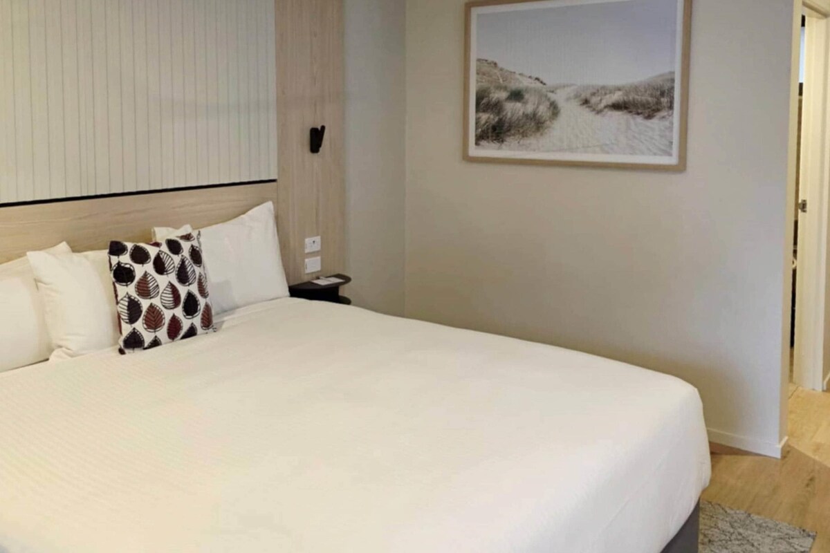 Habitación superior, 1 cama de matrimonio grande | Escritorio, espacio para trabajar con un portátil, cortinas opacas