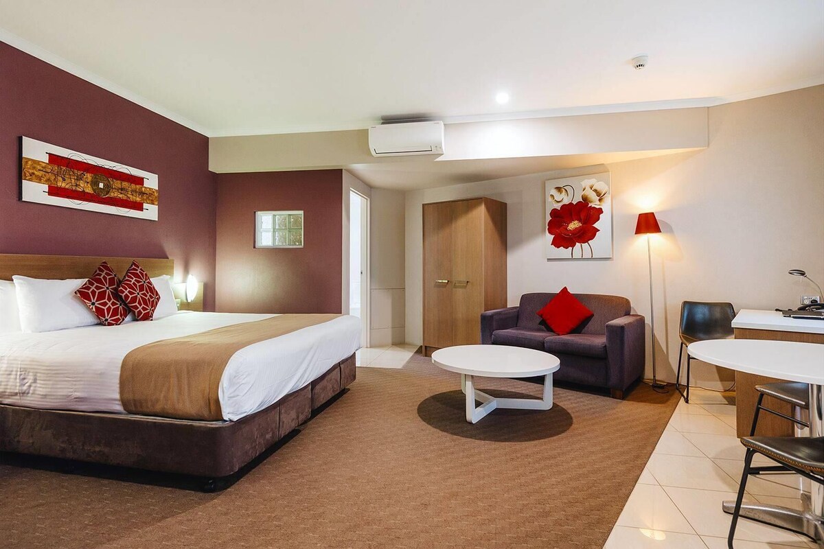 Suite, 1 cama de matrimonio grande (with spa bath) | Escritorio, espacio para trabajar con un portátil, cortinas opacas