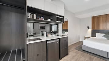 Studio, 1 Katil Raja (King), Non Smoking (Upgrade) | Meja, ruang kerja komputer riba, langsir/tirai gelap terus, kalis bunyi