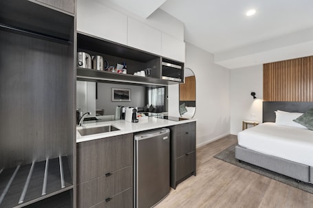 Escritorio, espacio para trabajar con laptop y cortinas blackout