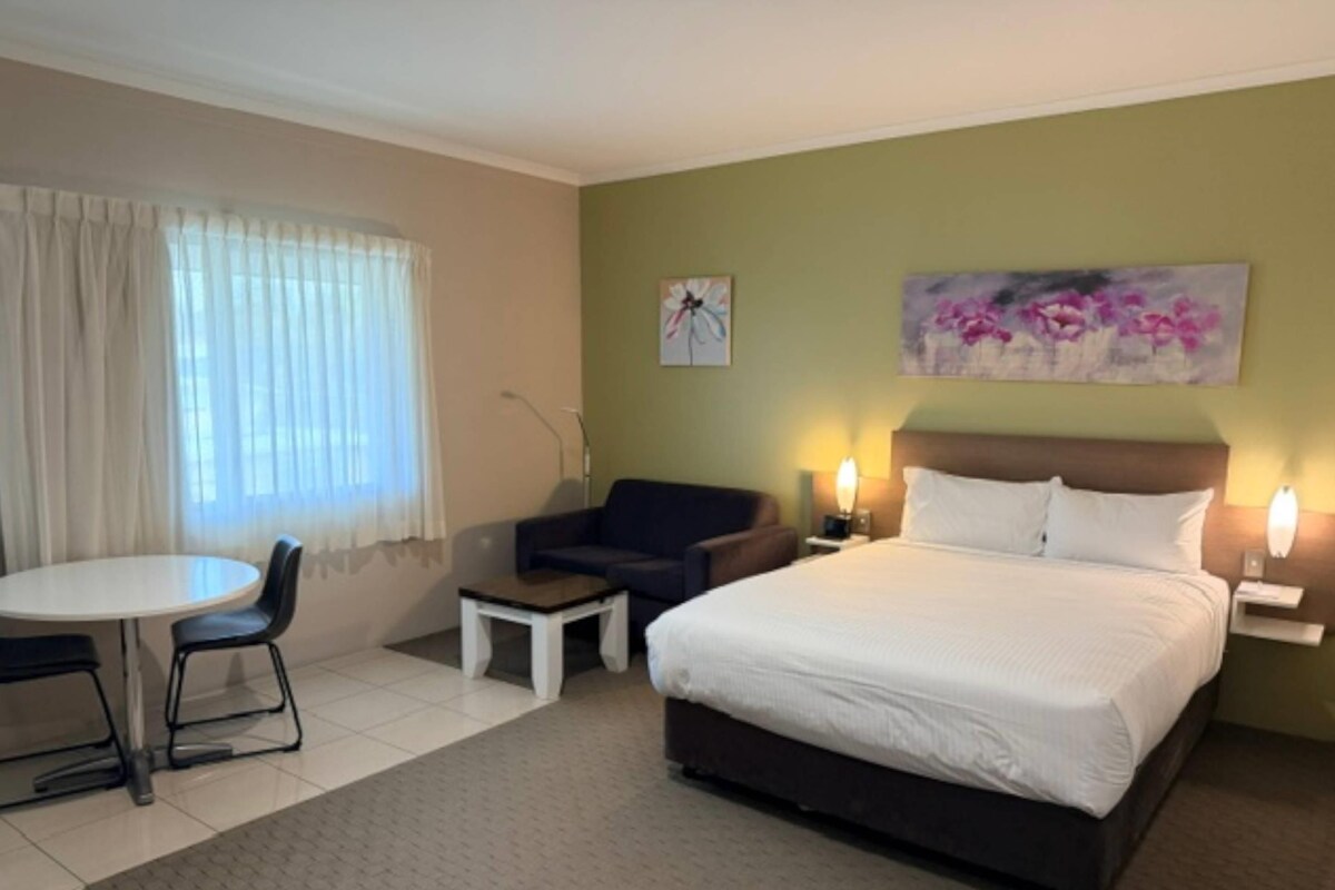 Deluxe Queen Room | Desk, laptop workspace, blackout drapes, soundproofing