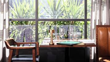 Se sirven desayunos y almuerzos, restaurante con mesas al aire libre