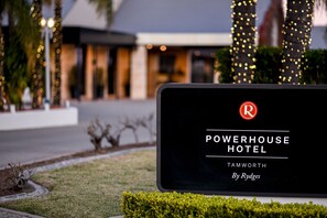 Property entrance - Powerhouse Hotel Tamworth by Rydges (Tamworth)