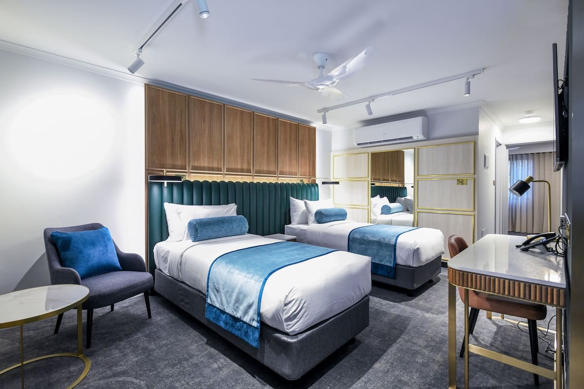 家庭公寓 (Two Room) | 客廳 | 60 吋智能電視連有線電視頻道、電視、DVD 播放機