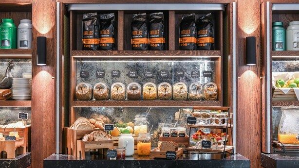 A coffee shop counter with various coffee beans, jars of spreads, and fresh fruits. - Powerhouse Hotel Tamworth by Rydges (Tamworth)