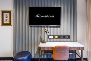 Een 60-inch smart-tv met kabelzenders, een televisie en een dvd-speler