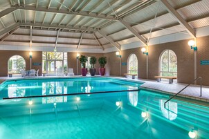 Una piscina cubierta, tumbonas