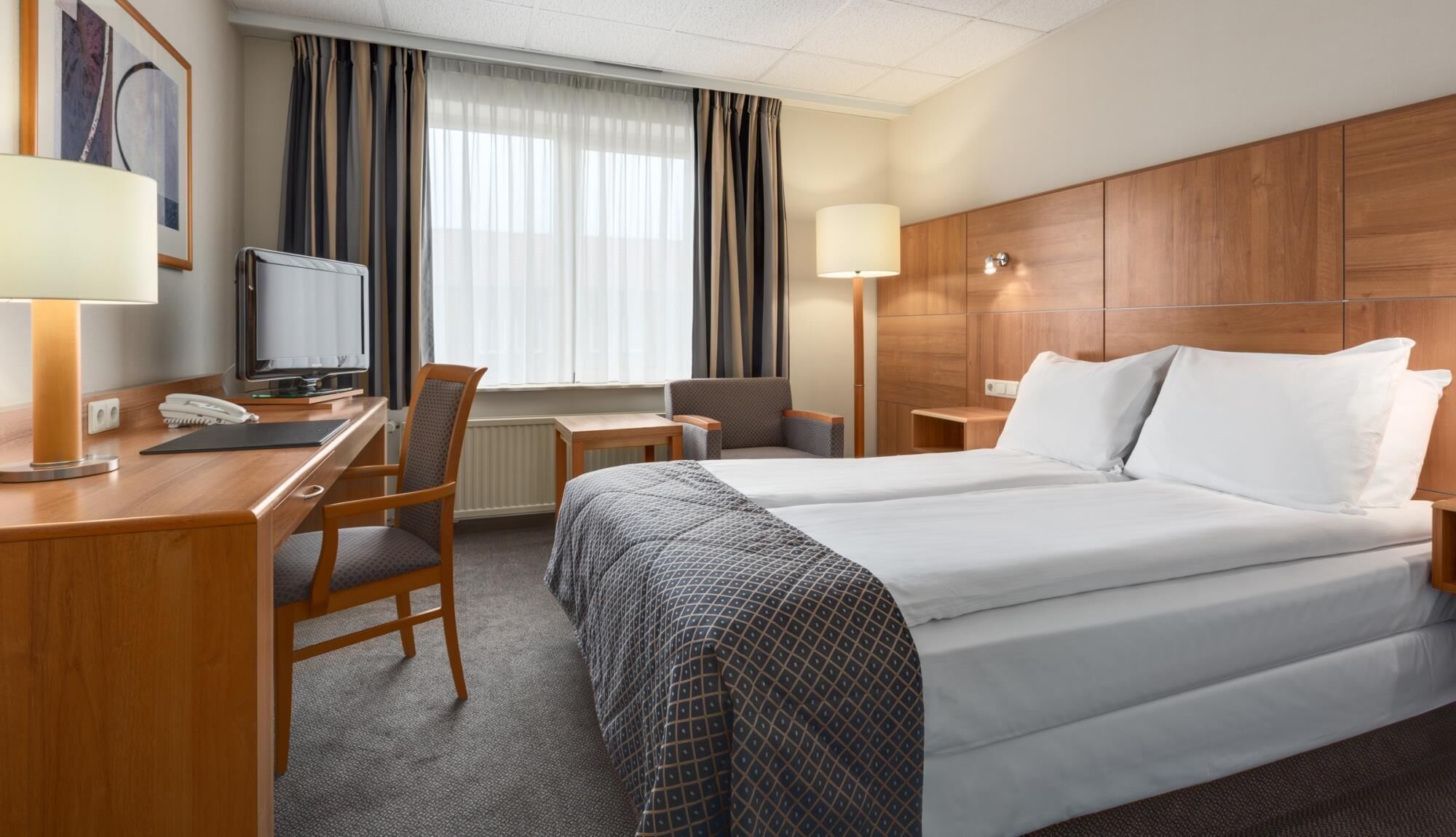 Minibar, safe på rommet, skrivebord og lydisolert