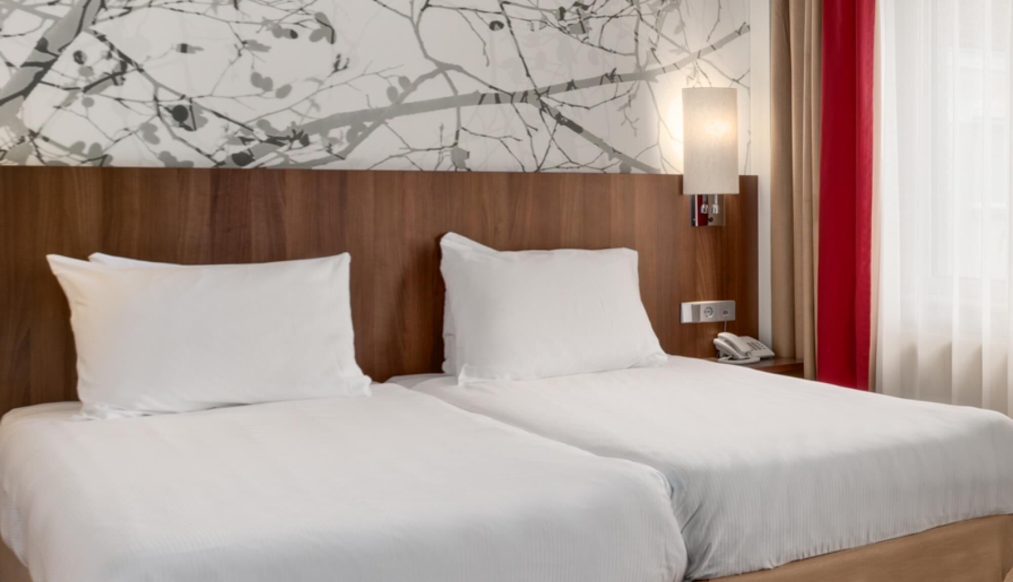 Minibar, caixa forta a l'habitació i escriptori 