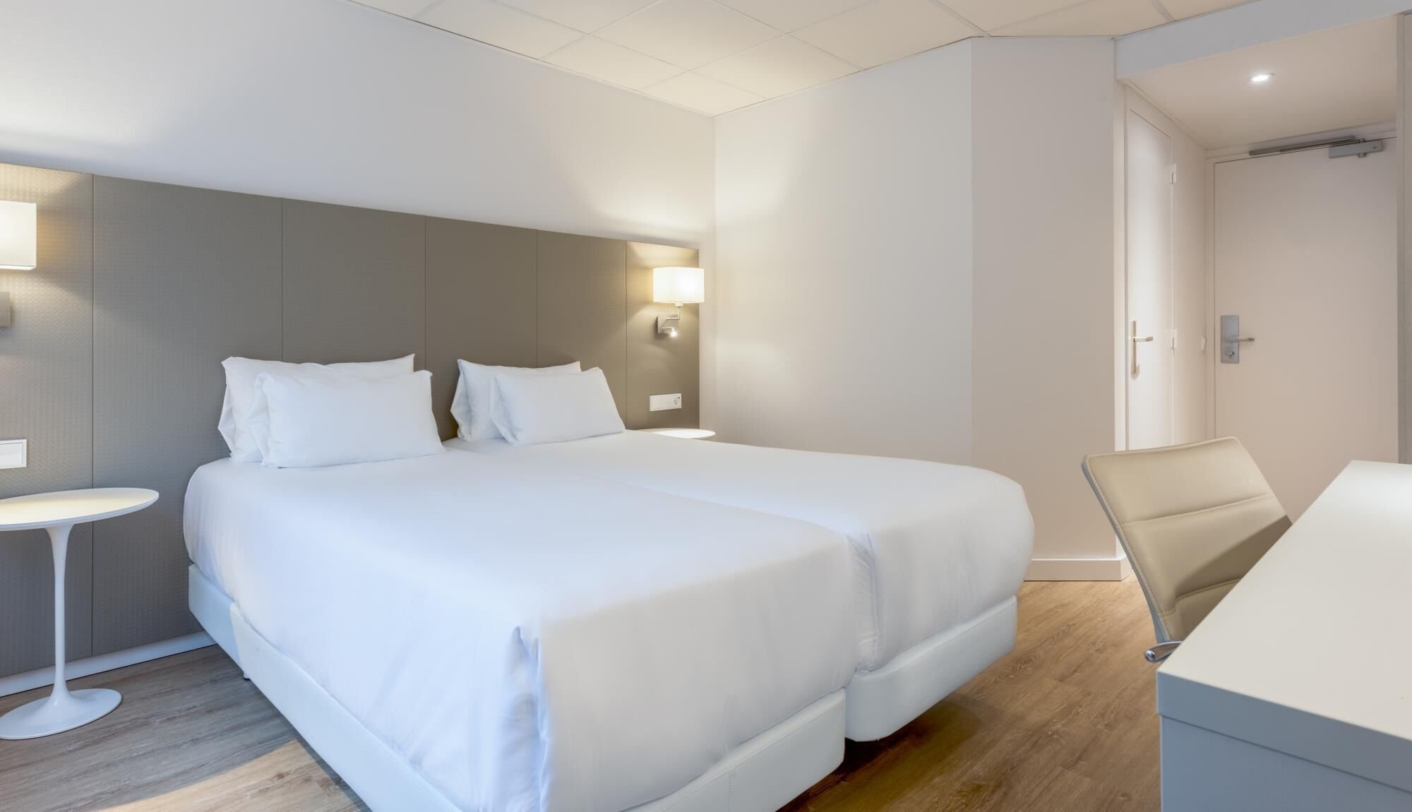 Minibar, safe på rommet, skrivebord og lydisolert