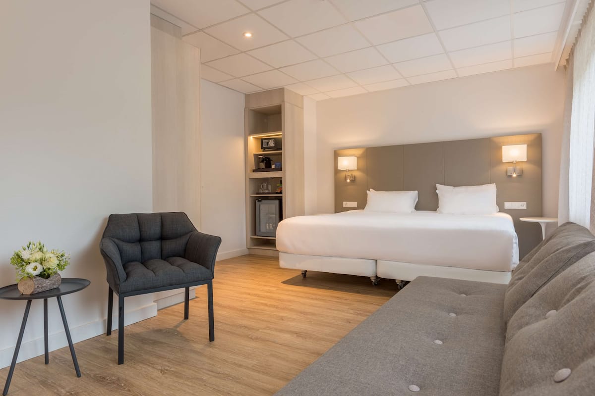 minibar, in-room safe, desk, soundproofing