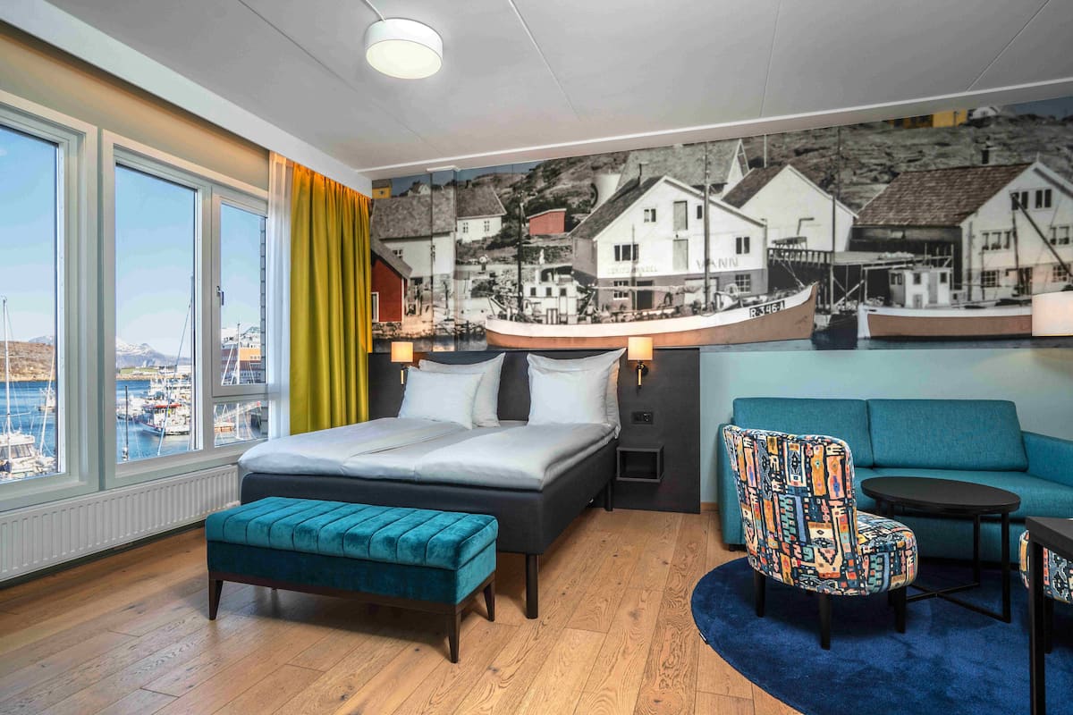 premium bedding, pillow-top beds, minibar, desk