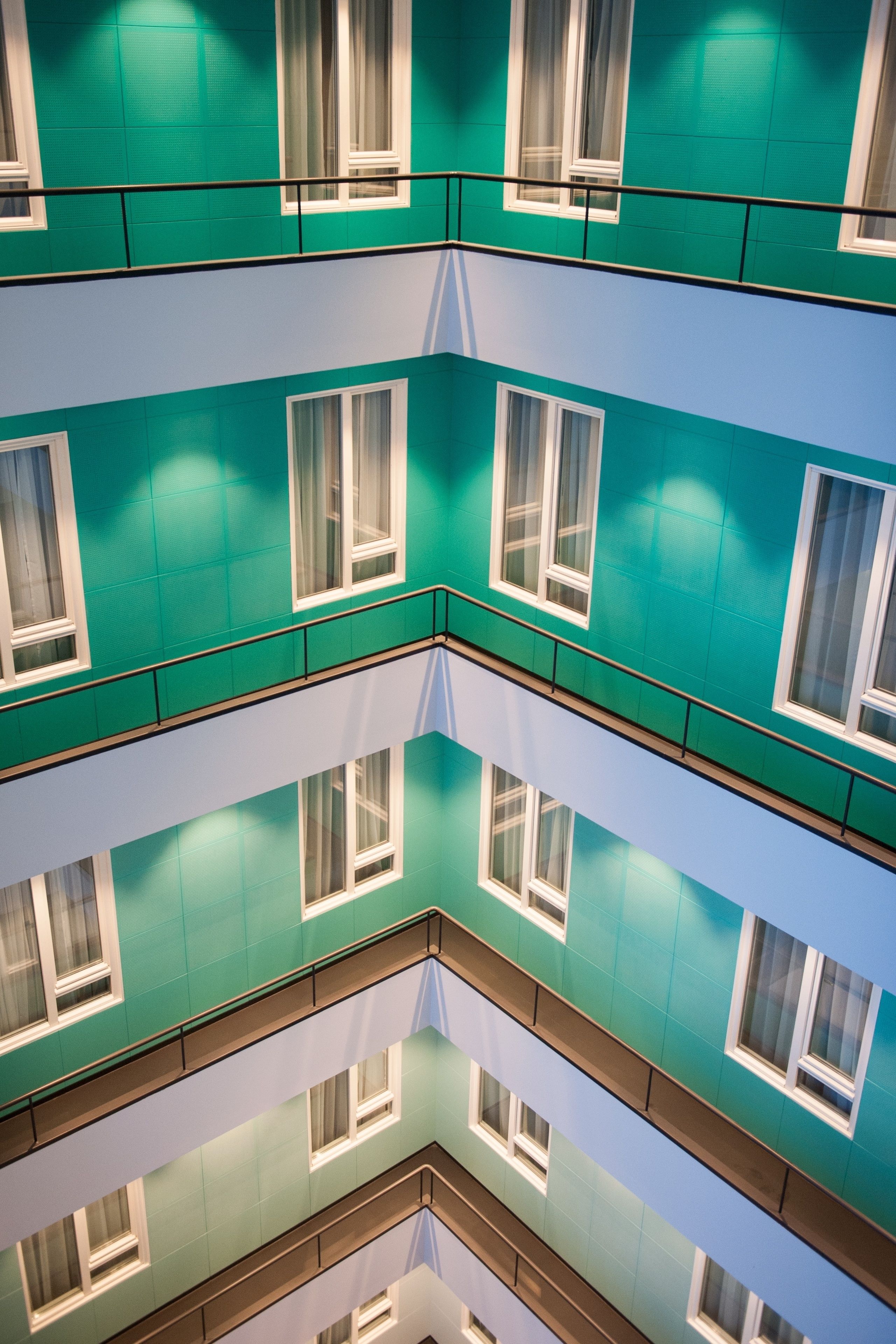 Un edificio de varios niveles con balcones y ventanas.