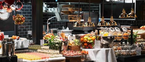 Free daily buffet breakfast