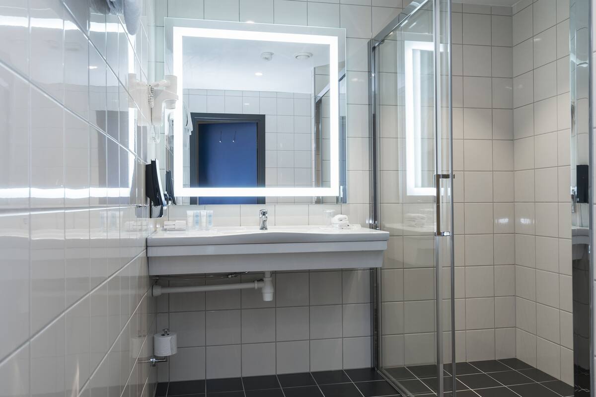 premium bedding, pillow-top beds, minibar, desk