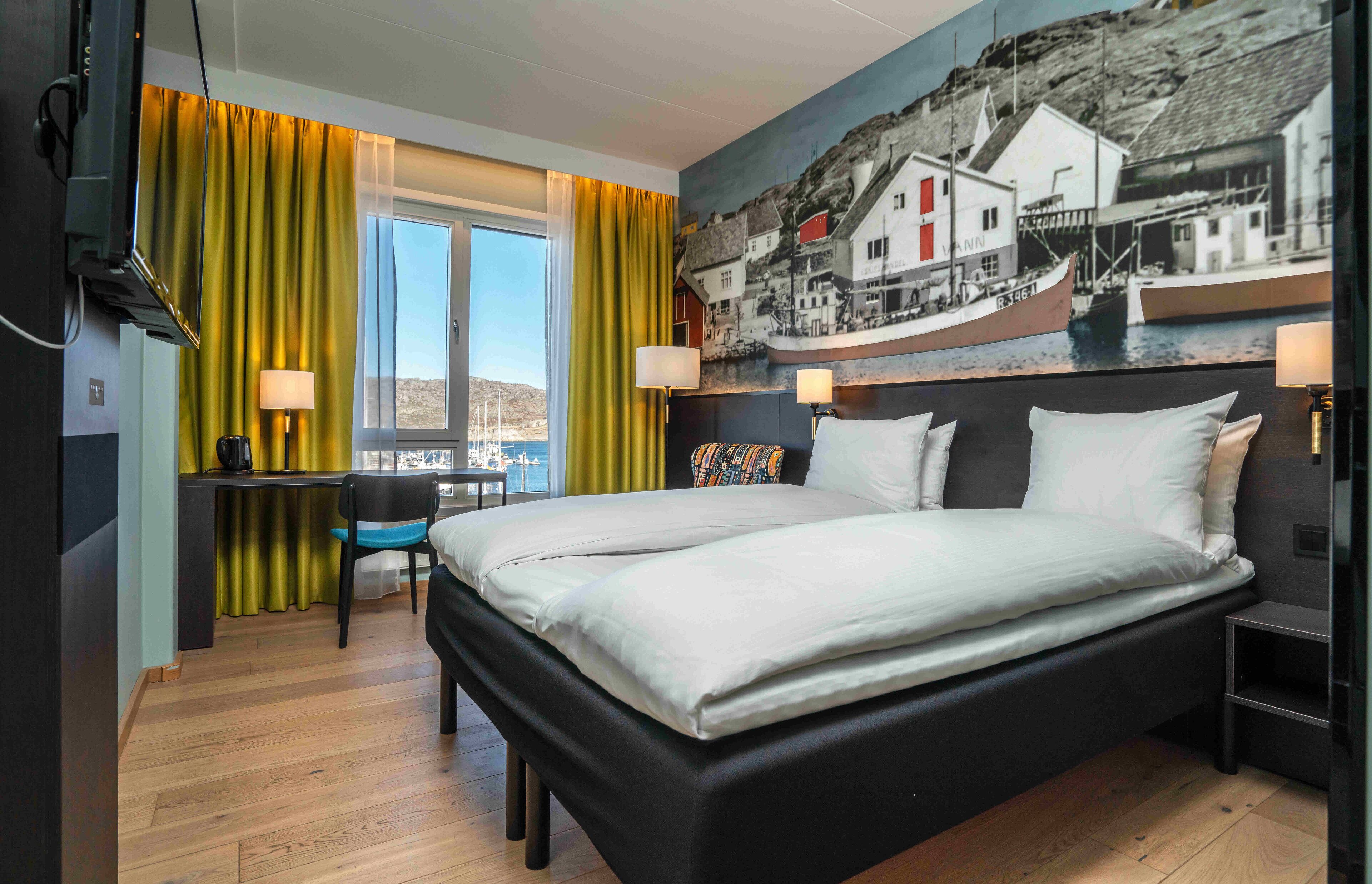 Sengetøy av topp kvalitet, senger med overmadrass, minibar og skrivebord