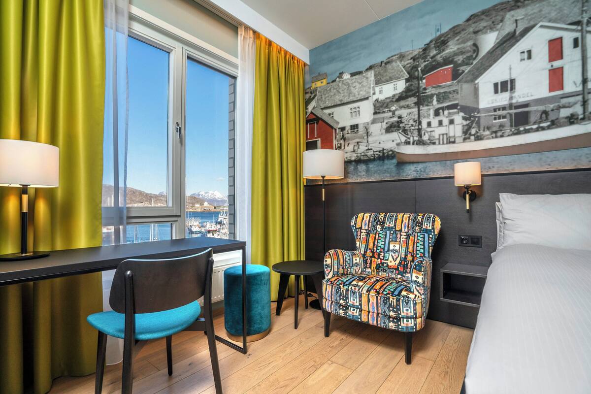 Business Room, Non Smoking | Premium bedding, pillowtop beds, minibar, desk