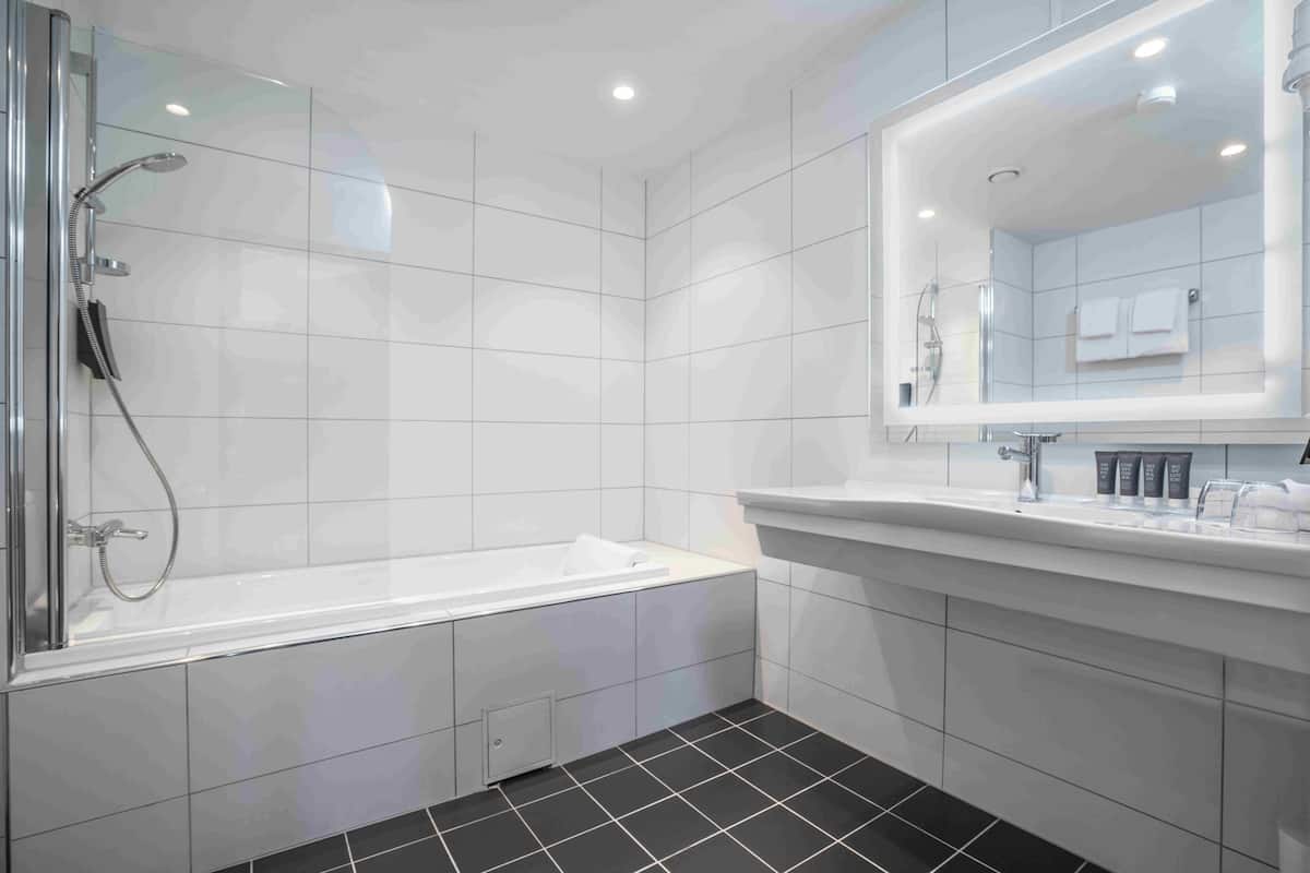 premium bedding, pillow-top beds, minibar, desk