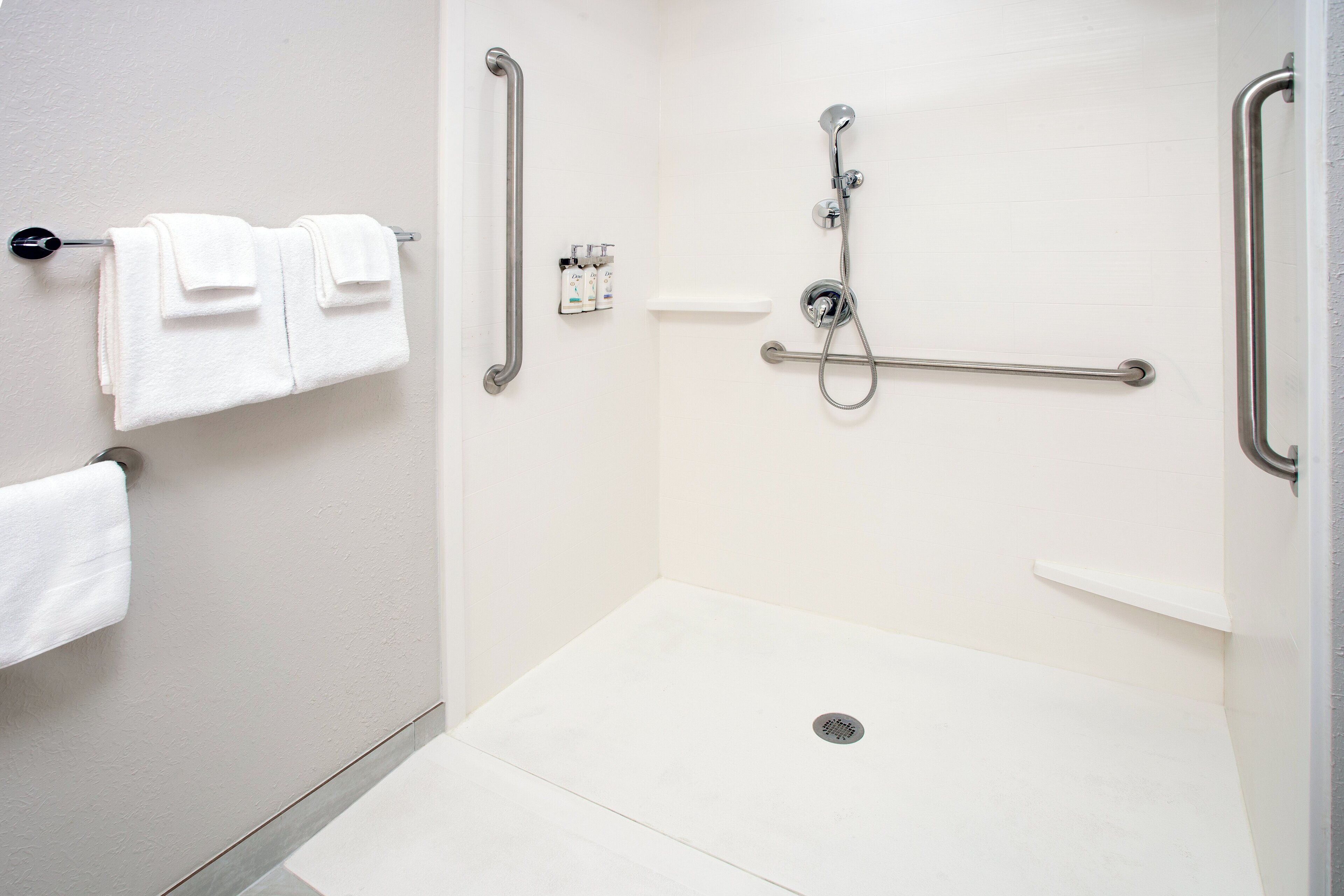 suite, 1 king bed, accessible (communication, mobil roll-in shower) | 1 bedroom, in-room safe, desk, iron/ironing board