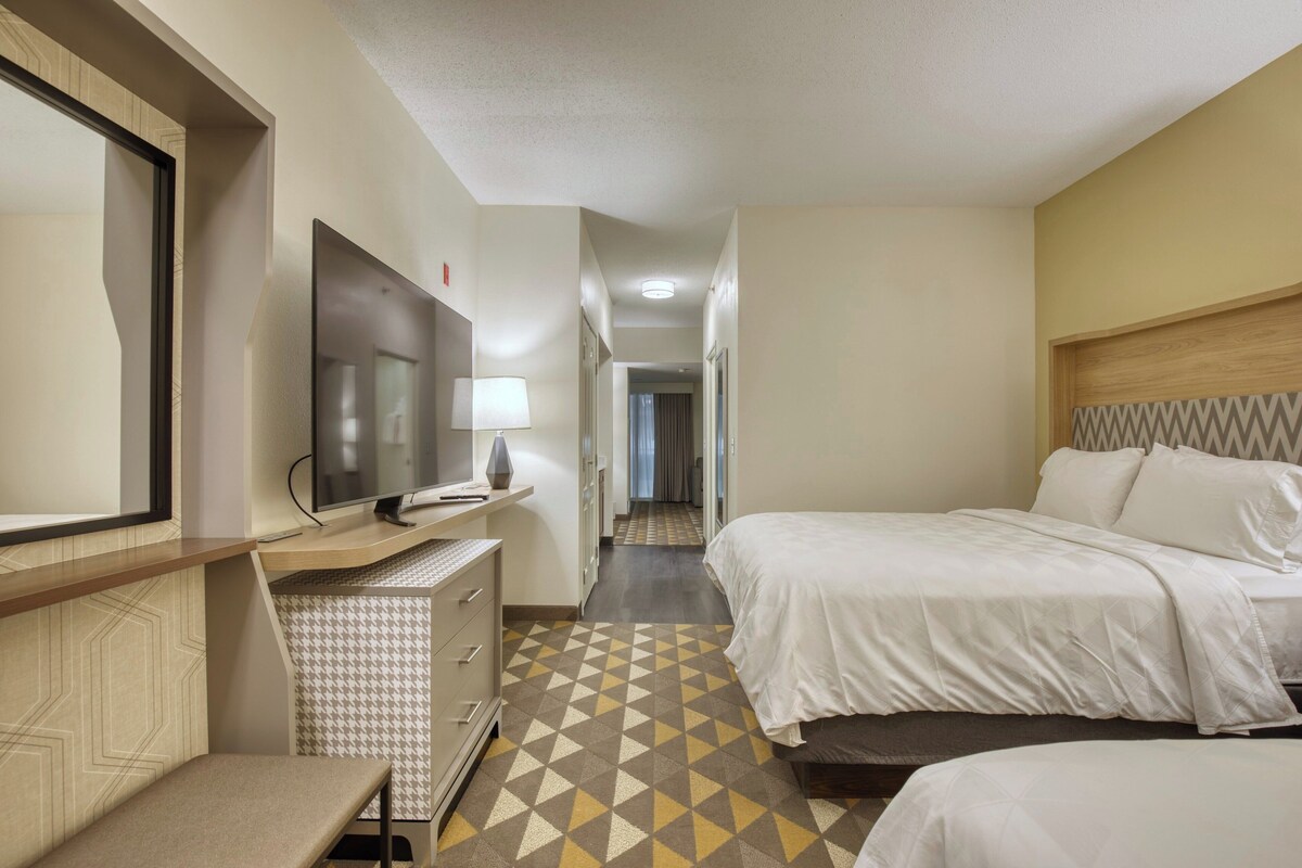 Premium bedding, in-room safe, desk, blackout curtains
