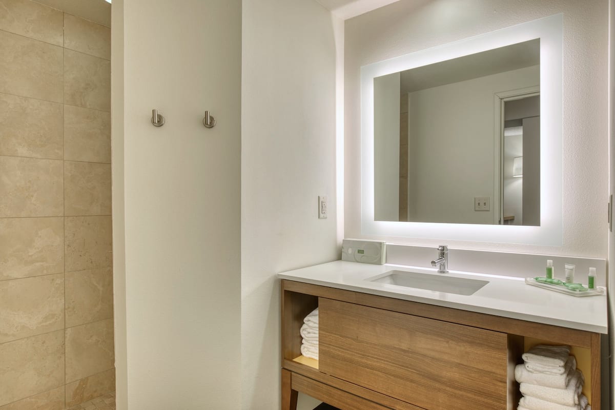 Combined shower/bathtub, free toiletries, hair dryer, towels