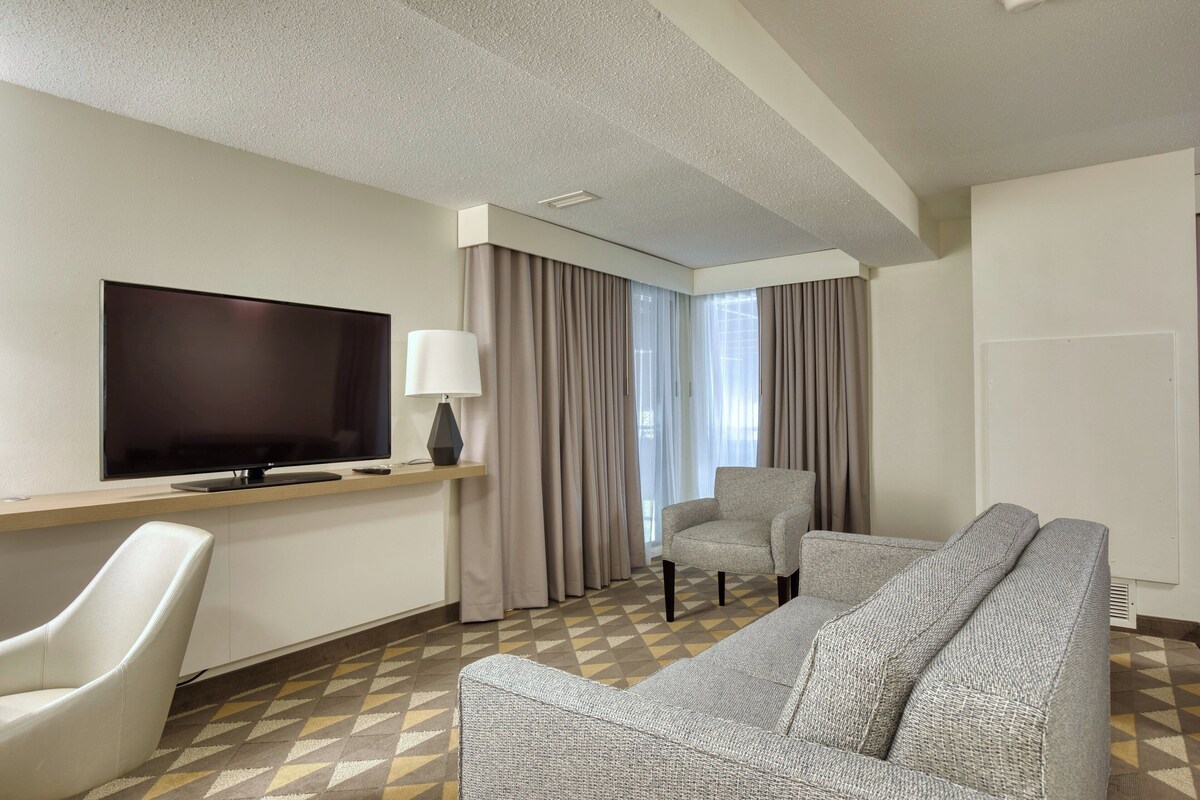 Premium bedding, in-room safe, desk, blackout curtains