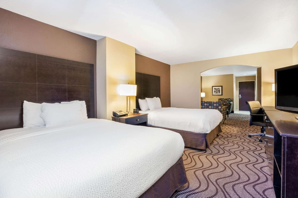 1 bedroom, premium bedding, desk, laptop workspace