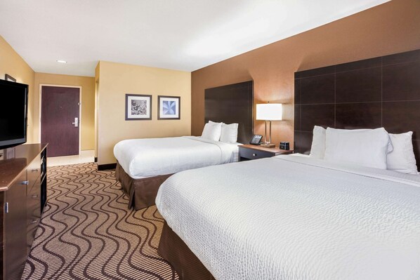 A hotel room with two beds, a TV, a desk, and a lamp. - La Quinta Inn & Suites by Wyndham Meridian / Boise West (Meridian)