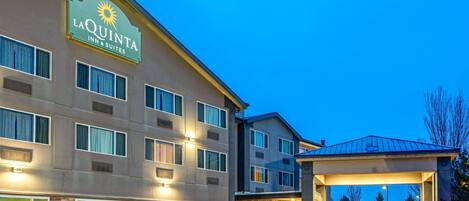 A La Quinta Inn & Suites building with a parking lot and a covered entrance.