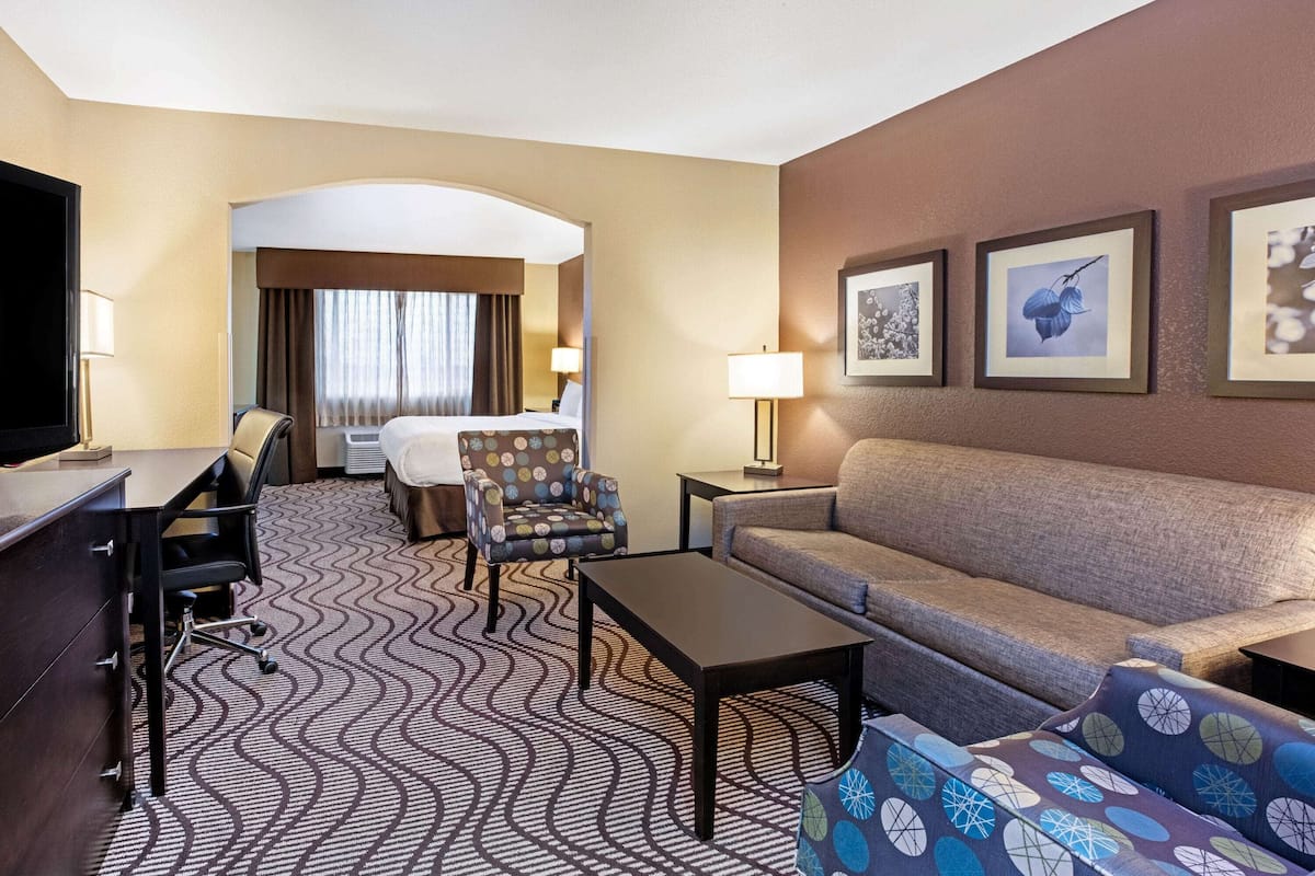 Deluxe Room, 1 King Bed, Non Smoking | 1 bedroom, premium bedding, desk, laptop workspace