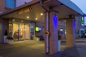 A hotel entrance with a sign indicating a maximum headroom of 2.6m, automatic doors, and a Holiday Inn Express sign. - Holiday Inn Express East Midlands Airport by IHG (Derby)
