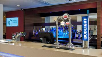 Angolo bar con rubinetti per birra Bud Light, insegna Holiday Inn Express e un monitor per computer.