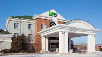Ein Holiday Inn Express Hotel mit überdachter Einfahrt und Ziegel Fassade.
